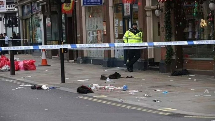 Londonda erkak mashinasini olomon ustiga haydadi