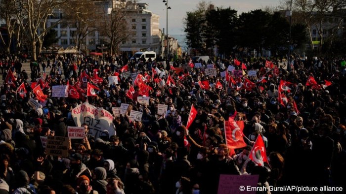 Turkiyada Ekrem Imamog‘luning hibsga olinishi ortidan namoyishlar davom etmoqda