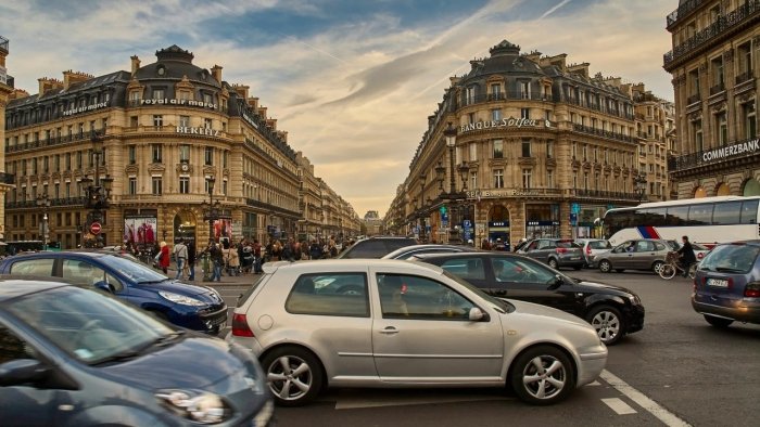 Fransiyada tezlikni oshirganlik uchun qamoq jazosi kiritildi