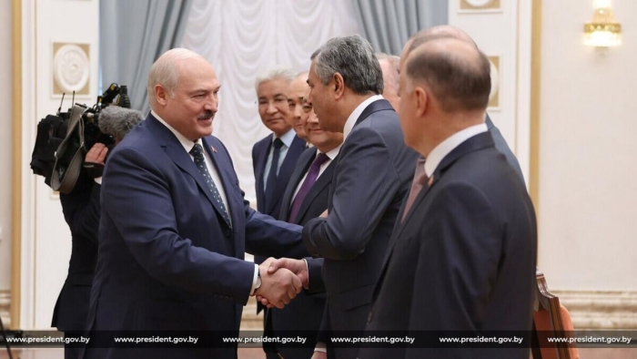 Lukashenko Qozog‘istonga yaqinlashish uchun kimdir Qirg‘izistondagi vaziyatni silkitayotganini aytdi