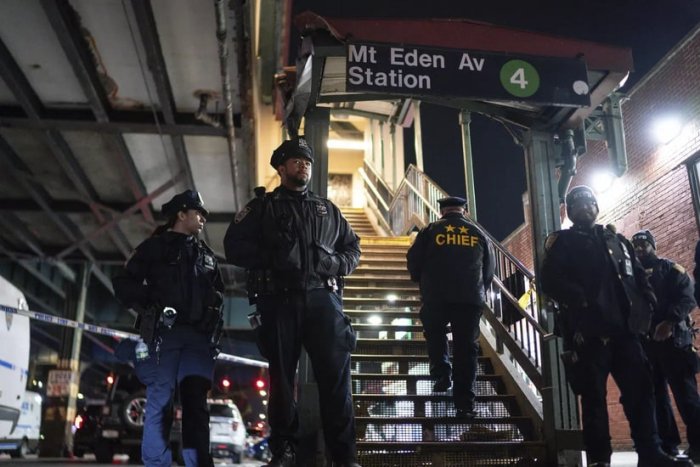 Metroning tomiga chiqishga urinish ikki nafar qizning o‘limiga sabab bo‘ldi