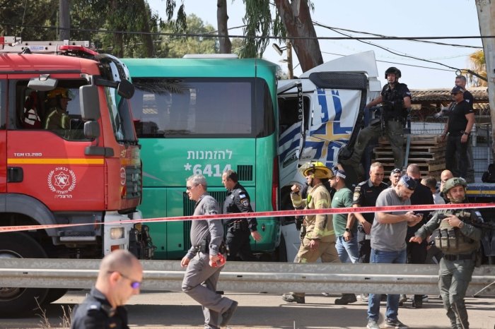 Tel-Aviv shimolida yuk mashinasi avtobus bekatiga borib urildi