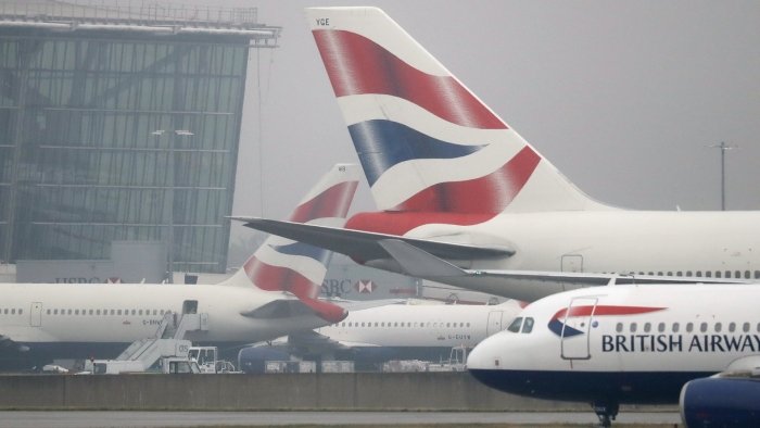 Britaniya aeroportlarida ko‘plab reyslar kechiktirilmoqda va bekor qilinmoqda
