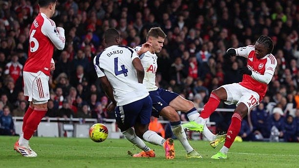 APL. "Arsenal" Shimoliy London derbisida "Tottenxem"ni yirik hisobda yengib, peshqadamlikni mustahkamladi