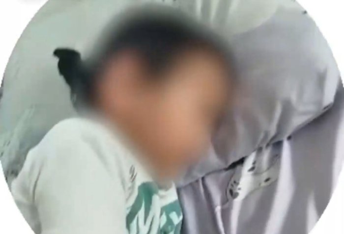 Оҳангаронда болага куч ишлатган тарбиячи ишдан бўшатилди