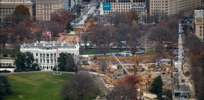 Sud Tramp ma’muriyatiga Oq uyning Sharqiy qanoti o‘rnida yangi bal zali qurilishini to‘xtatib turish majburiyatini yukladi