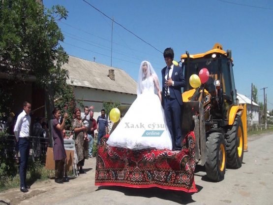 Sirdaryoda «dabdabali» to‘y. Kelin-kuyov traktor «belkuragi»da FHDYoga bordi (foto)