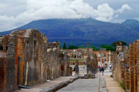 “Ular la’natlangan”: Ayol bir paytlar Pompeydan o‘g‘irlaganlarini qaytarib berdi