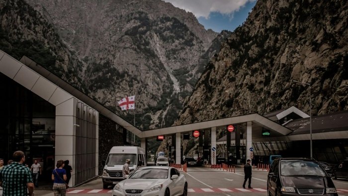 Грузия Россия ва Беларус фуқаролари учун автомобилларни экспорт қилишни тақиқлади