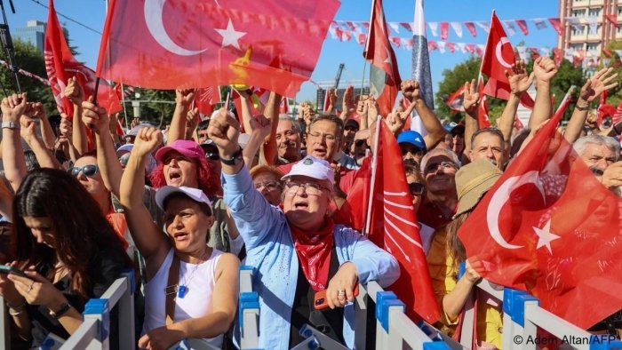 Туркияда мухолифат тарафдорлари намойишга чиқди