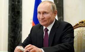 Путин вакцинанинг 2-дозаси билан эмланди