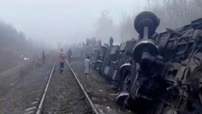 Rossiyada poyezd relsdan chiqib ketdi