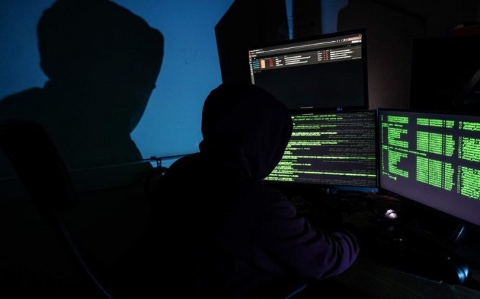 Хакерлар Трамп атрофидагиларни ўғирланган электрон хатларни чоп этиш билан таҳдид қилмоқда