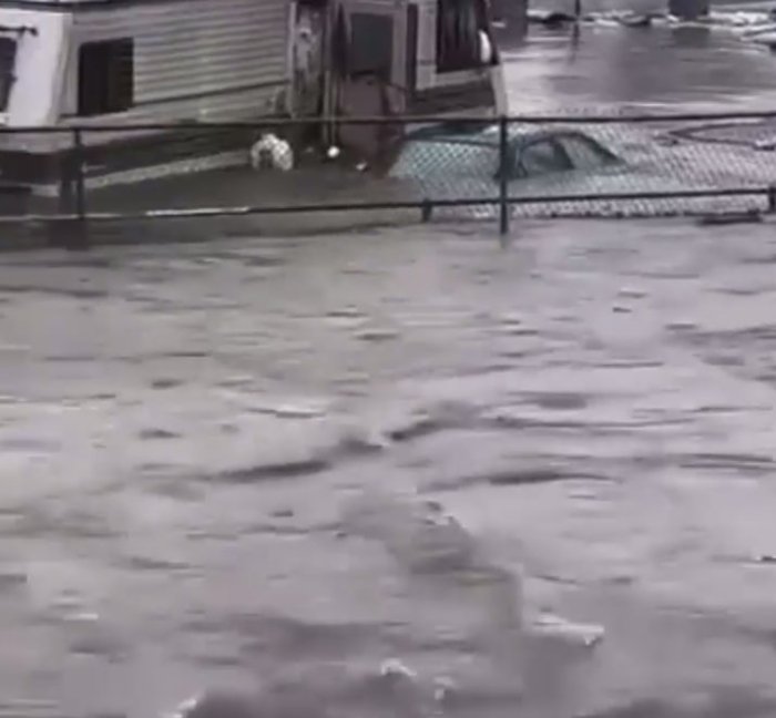 Kaliforniyada kuchli bo‘ron uch kishining hayotiga zomin bo‘ldi