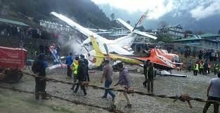 Непалда енгил самолёт вертолёт билан тўқнашиб кетди