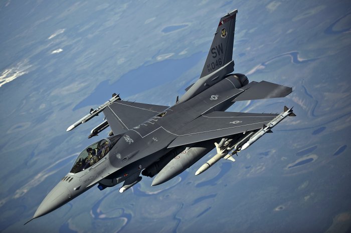 Украина F-16 самолётларининг биринчи жанговар парвозлари амалга оширилди