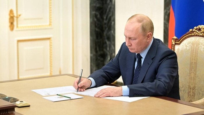 Путин мигрантлар бўйича яна бир қонунни имзолади