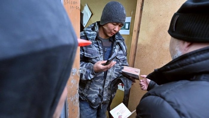 Энди Россияда даромади яшаш минимумидан паст бўлган мигрантларга патент берилмайди