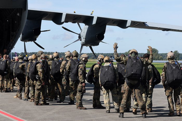 АҚШ Эроннинг 130 та кемаси ва минглаб ҳарбий объектларига зарба берилганини маълум қилди