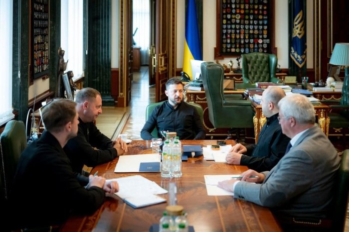 Zelenskiy Rossiya bilan muzokaralar olib borish uchun “milliy muzokara guruhi”ni tuzishni buyurdi — “Strana”
