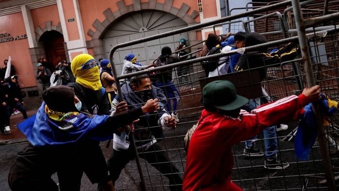 Эквадор президенти кортежига намойишчилар ҳужум қилди