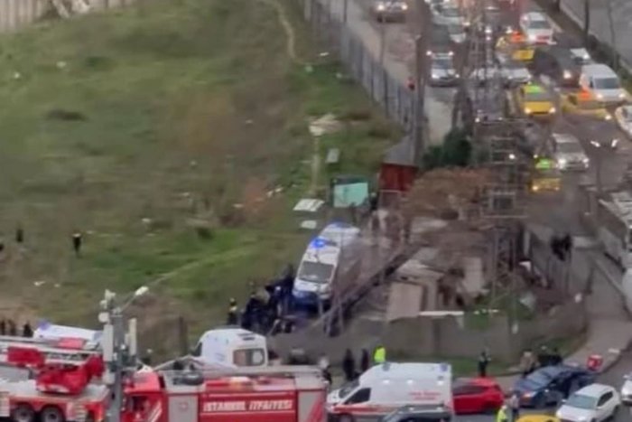 Истанбулда микроавтобуснинг ҳалокатга учраши натижасида ҳалок бўлганлар сони ортиб бормоқда (фото)