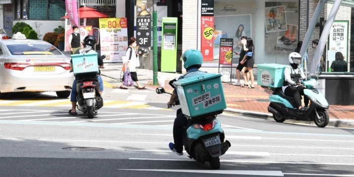 Seulda mijozlarning buyurtmalarini yeb, ularga boshqa oziq-ovqatni yetkazib bergan kuryer qo‘lga olindi