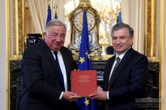 Shavkat Mirziyoyev Parijda Fransiya Senati raisi Jerar Larshe bilan uchrashdi.