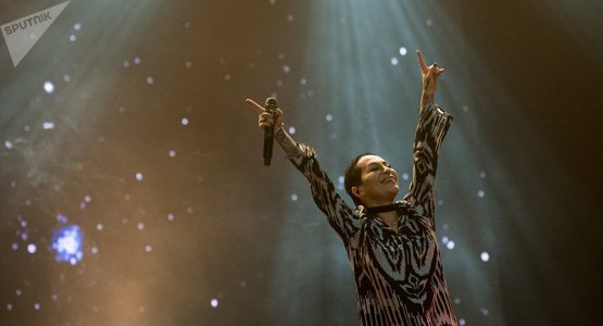 "Viski, uyatsiz gaplar va xaos": Nargiz konsert vaqtida muxlislarga qarab tinmay so‘kindi