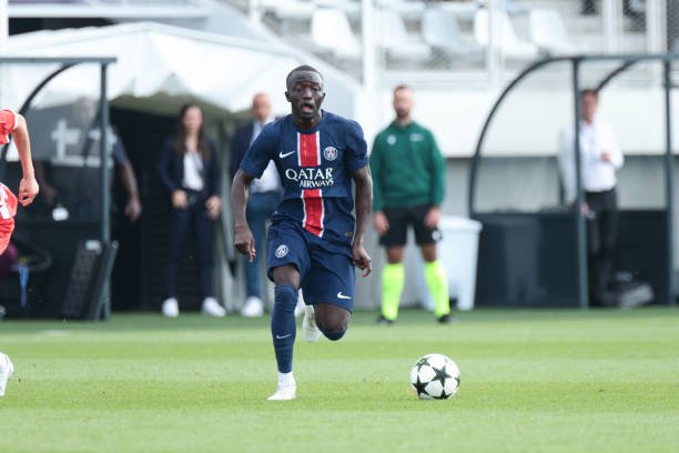 "Manchester Siti" "PSJ" futbolchisini tekinga olib keladi