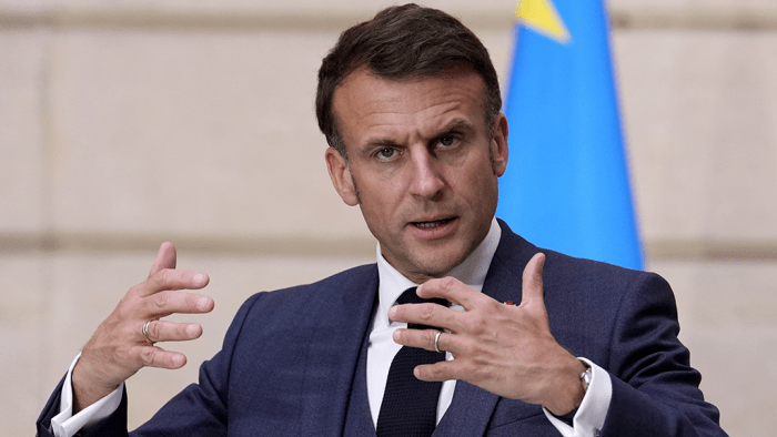 Fransiya prezidenti xotinidan shapaloq yedi! (foto)