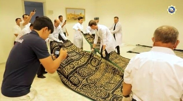 Muqaddas Ka’ba eshigining yopinchig‘i O‘zbekistonga olib kelindi