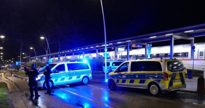 Германияда ниқобли шахс поезд йўловчиларига ҳужум қилди