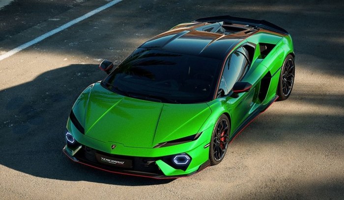 Lamborghini kompaniyasi Temerario gibrid superkarini namoyish etdi.