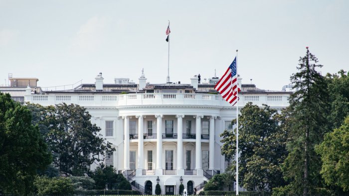 Карл III Вашингтонда инглиз-америка уруши ҳақида ҳазиллашди