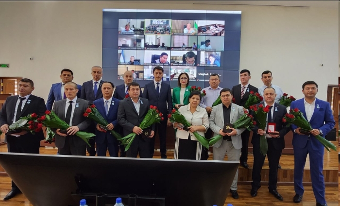 Тиббиёт соҳасида фаолият олиб бораётган тадбиркорлар кўкрак нишони билан тақдирланишди