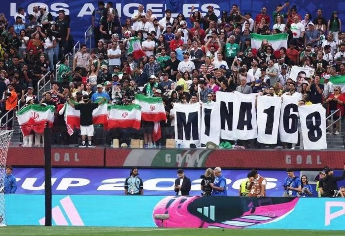 Эрон мухлислари ЖЧда Минаб қурбонларига бағишланган баннерни ёйишди 