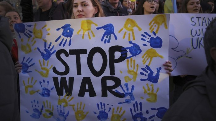 Polshada ukrainaliklar Kiyevdan urushni to‘xtatishni talab qilib miting o‘tkazdi