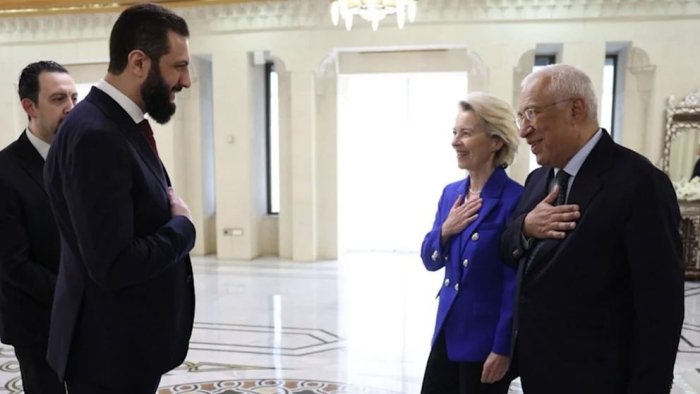 Suriya rahbari Ursula fon der Lyayenni qo‘l siqishsiz qarshi oldi