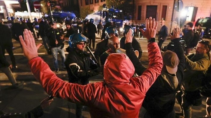 Rimda polisiya Falastinni qo‘llab-quvvatlagan namoyishchilarga qarshi tayoq va suv purkagichlardan foydalandi Rimda polisiya Falastinni qo‘llab-quvvatlagan namoyishchilarga qarshi tayoq va suv purkagichlardan foydalandi