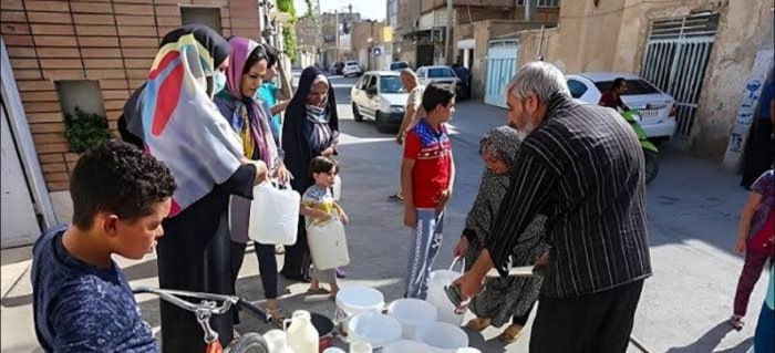 Eron fuqarolariga ichimlik suvini zaxiralashni maslahat berdi