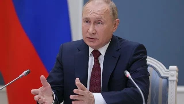Putin Rossiya nima sababdan dollardan voz kechishga majbur bo‘layotganini aytdi