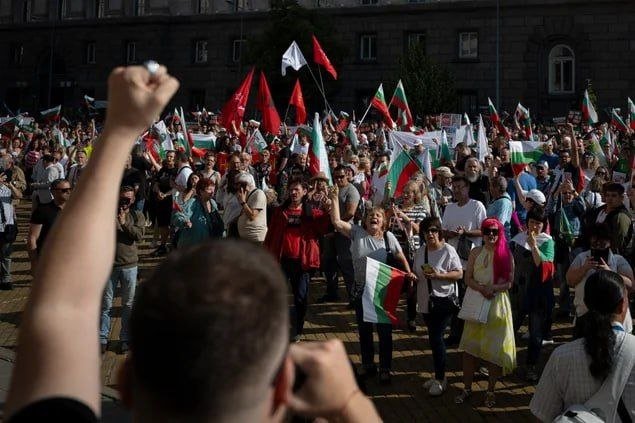 Болгарияда Россияпараст “Възраждане” партияси депутатлари миллий валютадан еврога ўтишга қарши чиқиб, парламент минбарини тўсиб қўйди — “Озодлик радиоси” 