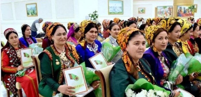 Turkmanistonda 8 mart munosabati bilan ayollarga 60 manatdan pul tarqatiladi
