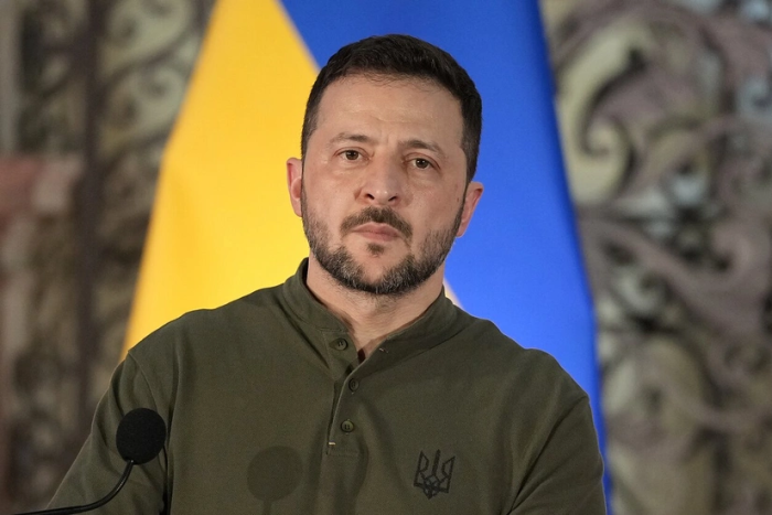Zelenskiy: "Pozisiyani boy berishdan qo‘rqish kerak emas, shaxsiy tarkibni saqlab qolish kerak"