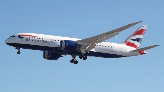 British Airways авиакомпанияси самолётида стюард яланғоч ҳолатда рақсга тушди