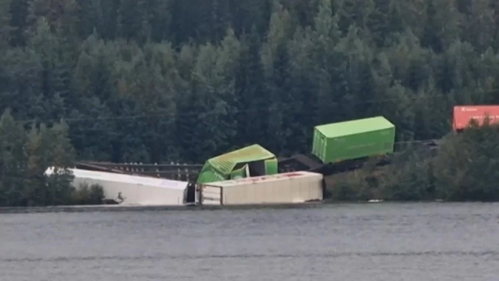 Shvesiyada o‘q-dorilarni olib ketayotgan poyezd relsdan chiqib ketdi