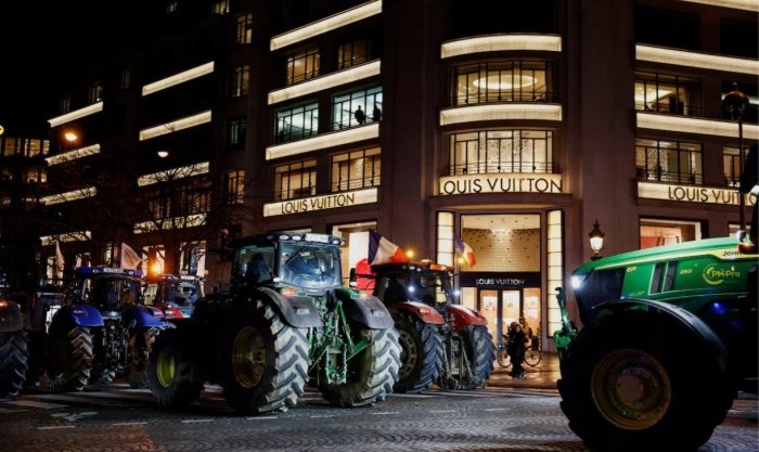 Франциялик фермерлар Парижда норозилик намойиши ўтказди