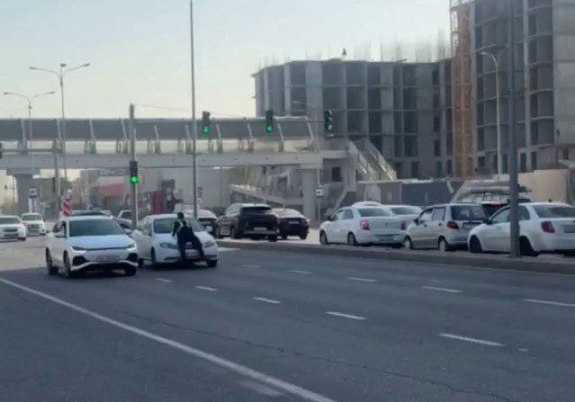 Toshkentda YPX xodimini avtomobil kapoti ustida sudrab ketgan yigitga jinoyat ishi qo‘zg‘atildi