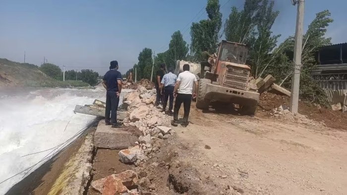 Cuv toshishiga kanalning suv o‘tkazish qobiliyati hajmidan oshib ketgani sabab bo‘ldi — "O‘zbekgidroenergo"